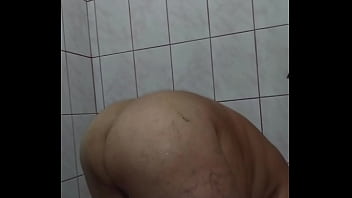 Chupando el culo a Fabiana madura culona en la ducha de un Hotel