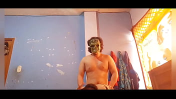 ES CARNAVAL Y ME FOLLO A MI MADRASTRA CULONA LE PENETRO EL CO&Ntilde_O Y CULO, SEXO REAL CASERO AMATEUR DE MADRASTRA E HIJASTRO.