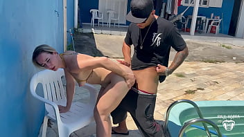 MARIDO CORNO SAIU DE CASA E LOIRA CASADA RESOLVEU DAR A BUCETA PARA O PISCINEIRO *** COMPLETO NO SHEER E NO RED*** PATTY WIFE RAUL KOBRA