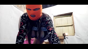 MADRASTRA SE PUSO SU MASCARA PARA QUE EL MARIDO NO LA RECONOZCA HACIENDO PORNO CONMIGO. LUEGO DE ESO ME MOSTRO SUS DELICIOSAS NALGAS. PORNO REAL CASERO GRATIS