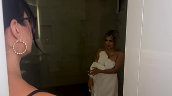 El Nerd Cornudo de mi novio me descubre siendole infiel con la MILF de mi Suegra! Naty Delgado y Silvana Lee