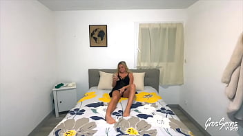 Alice a besoin d&rsquo_attention et r&eacute_clame deux bites