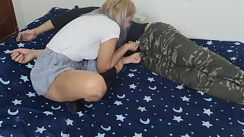 Le Chupo La Verga a Mi Hermanastro Sin Que Se De Cuenta Y Termina Follandome Casi Nos Pillan