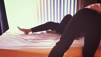 Mi novio me folla antes de irse a trabajar a su oficina