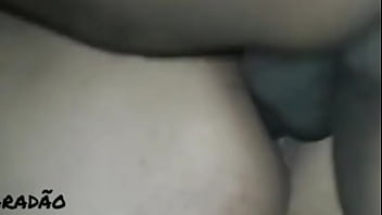 Enchendo a xoxota da puta de porra