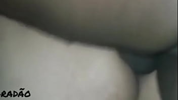 Enchendo a xoxota da puta de porra