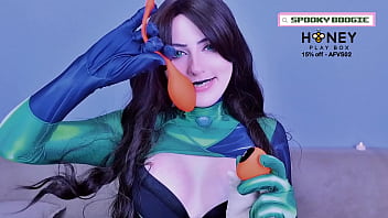 Dr. Drakken gave his sex slave Shego a new vibrator and she immediately tried it out - Honeyplaybox