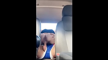 ME ENCUENTRO UNA CHICA SEXY EN EL SUPERMERCADO Y LA LLEVO A MI COCHE PARA DARLE UNA DELICIOSA FOLLADA EN LE ASIENTO DE ATRAS