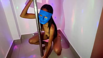 HERMANASTRA MORENA SE MASTURBA CON UN GRAN DILDO MIENTRAS BAILA STRIPPER. DESPUES DE ESO LA AMIGA TETONA BUSCA SU MACHO Y LE PIDE QUE LE MAME SUS GRANDES TETAS. PORNO REAL CASERO