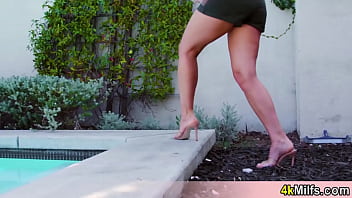 Busty cougar housewife Alexis trying to seduce the garden guy and she is really successfull as usual