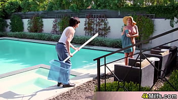 Busty cougar housewife Alexis trying to seduce the garden guy and she is really successfull as usual
