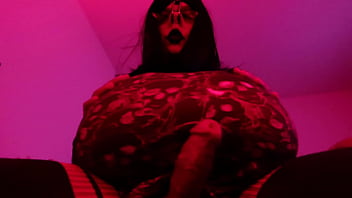 Voluptuous Shemale Bimbo Karola TS