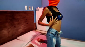 STEPSISTERS STRUGGLE TO HAVE SEX WITH THE CITY'_S MALE ROOSTER CLAUDIO! THE BRUNETTE SEDUCES HIM BY DANCING SEXY IN BED, BUT THE WHITE GOES FASTER AND FUCKS HIM WHILE HE'_S PREPARING TO WASH THE CLOTHES AT WORK.