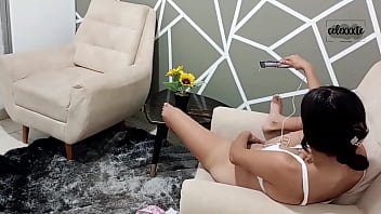 mi tí_mida hermanastra me ruega que le folle el culo, la pongo en cuatro y la hago venirse.