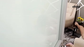 mi t&iacute_mida hermanastra me ruega que le folle el culo, la pongo en cuatro y la hago venirse.