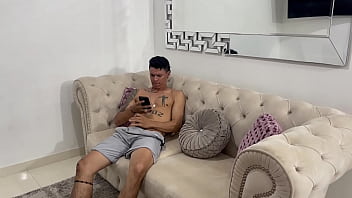 Mi t&iacute_mida hermanastra me sorprende masturbandome y se antoja de que la folle muy duro hasta hacerla&nbsp_correrse. Me corro encima de ella.