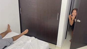 Mi t&iacute_mida hermanastra me sorprende masturbandome y se antoja de que la folle muy duro hasta hacerla&nbsp_correrse. Me corro encima de ella.