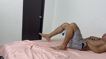 Mi t&iacute_mida hermanastra me sorprende masturbandome y se antoja de que la folle muy duro hasta hacerla&nbsp_correrse. Me corro encima de ella.