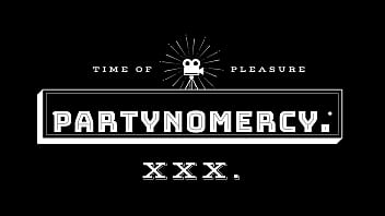 Despierto a mi hermanastra de madrugada para follarla muy duro y correrme adentro de su culo. SEGUNDA PARTE.