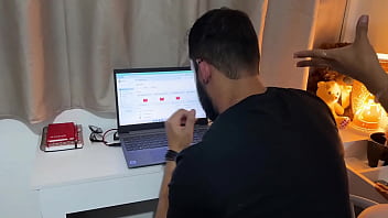 Vizinho nerd veio me ajudar, e acabou achando coisas que nao deveria ver no meu computador.