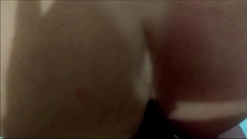 Deixei meu mec&acirc_nico comer o cu da minha esposa como pagamento pelo conserto do carro