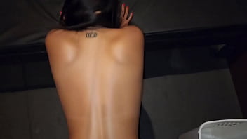 Fui presa no carnaval e acabei fodendo com 2 gostosos que estavam presos na cela ao lado!