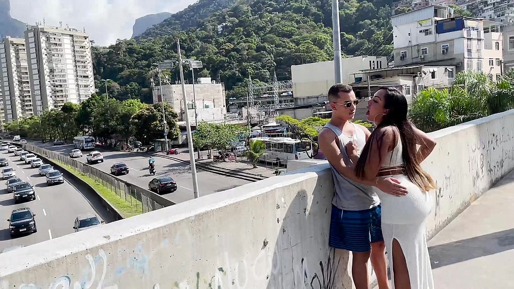 esbarrei no puto e levei ele pra casa.. comi o cu do magrinho safado na janela