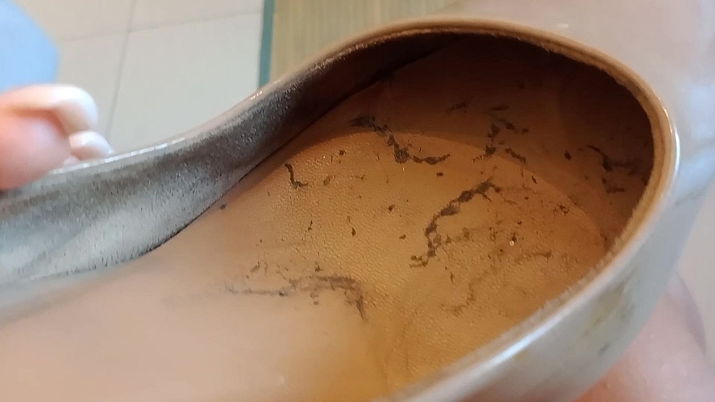 i disturb my manager with my cummed heels while he works.