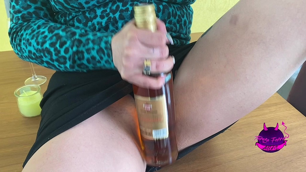 no pude contenerme, impresionante sexo con botella.