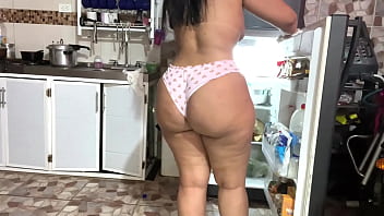 Madrastra grabada limpiando la nevera