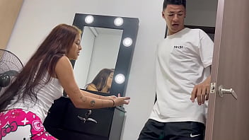 Me follo por el culo a mi hermanastra a cambio de dejarla salir con&nbsp_su&nbsp_nuevo&nbsp_novio. H.L