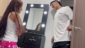 Me follo por el culo a mi hermanastra a cambio de dejarla salir con&nbsp_su&nbsp_nuevo&nbsp_novio. H.L