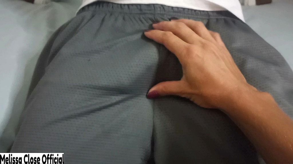 olhei a tornozeleira meu cuzinho piscou, ai trouxe pra casa