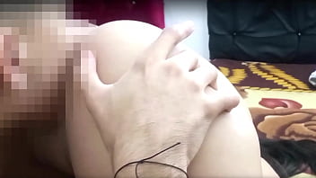 ENCUENTRO A MI PADRASTRO MASTURB&Aacute_NDOSE EN LA COCINA Y LO LLEVO A MI CUARTO PARA SACARLE TODA LA LECHE