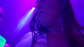 Fiz m&eacute_nage na festa nudista na casa de swing