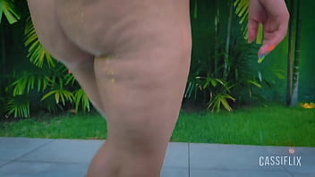 Festinha na piscina com o namorado da minha amiga, que estava louco para comer meu cu. assista completo no cassiflix