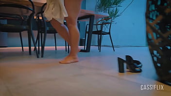 Festinha na piscina com o namorado da minha amiga, que estava louco para comer meu cu. assista completo no cassiflix