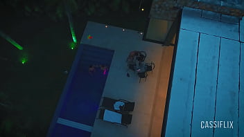 Festinha na piscina com o namorado da minha amiga, que estava louco para comer meu cu. assista completo no cassiflix