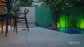 Festinha na piscina com o namorado da minha amiga, que estava louco para comer meu cu. assista completo no cassiflix