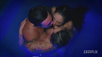 Festinha na piscina com o namorado da minha amiga, que estava louco para comer meu cu. assista completo no cassiflix