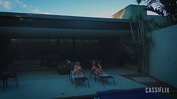 Festinha na piscina com o namorado da minha amiga, que estava louco para comer meu cu. assista completo no cassiflix