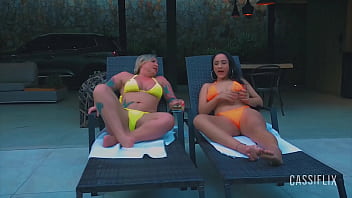 Festinha na piscina com o namorado da minha amiga, que estava louco para comer meu cu. assista completo no cassiflix