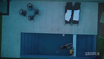 Festinha na piscina com o namorado da minha amiga, que estava louco para comer meu cu. assista completo no cassiflix