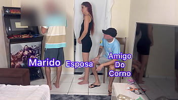 Esposa traindo bem ao lado do marido