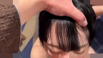 巨乳の黒髪日本人美女。フェラとパイパン中出しセックス。無修正