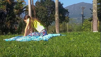 VEO UNA CHICA SENTADA EN EL PARQUE ME ACERCO Y DESPUES DE UNAS CUANTAS PALABRAS TERMINO FOLLANDO CON LA FLACA TETONA AL AIRE LIBRE