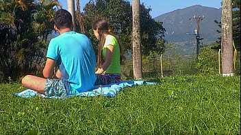 VEO UNA CHICA SENTADA EN EL PARQUE ME ACERCO Y DESPUES DE UNAS CUANTAS PALABRAS TERMINO FOLLANDO CON LA FLACA TETONA AL AIRE LIBRE