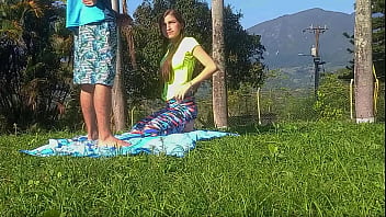 VEO UNA CHICA SENTADA EN EL PARQUE ME ACERCO Y DESPUES DE UNAS CUANTAS PALABRAS TERMINO FOLLANDO CON LA FLACA TETONA AL AIRE LIBRE