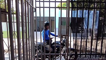 Esposa infiel paga el alquiler y le gusta como la follan con esa gran polla. mientras el cornudo de su marido trabaja