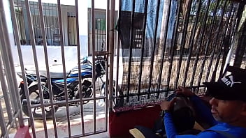 Esposa infiel paga el alquiler y le gusta como la follan con esa gran polla. mientras el cornudo de su marido trabaja